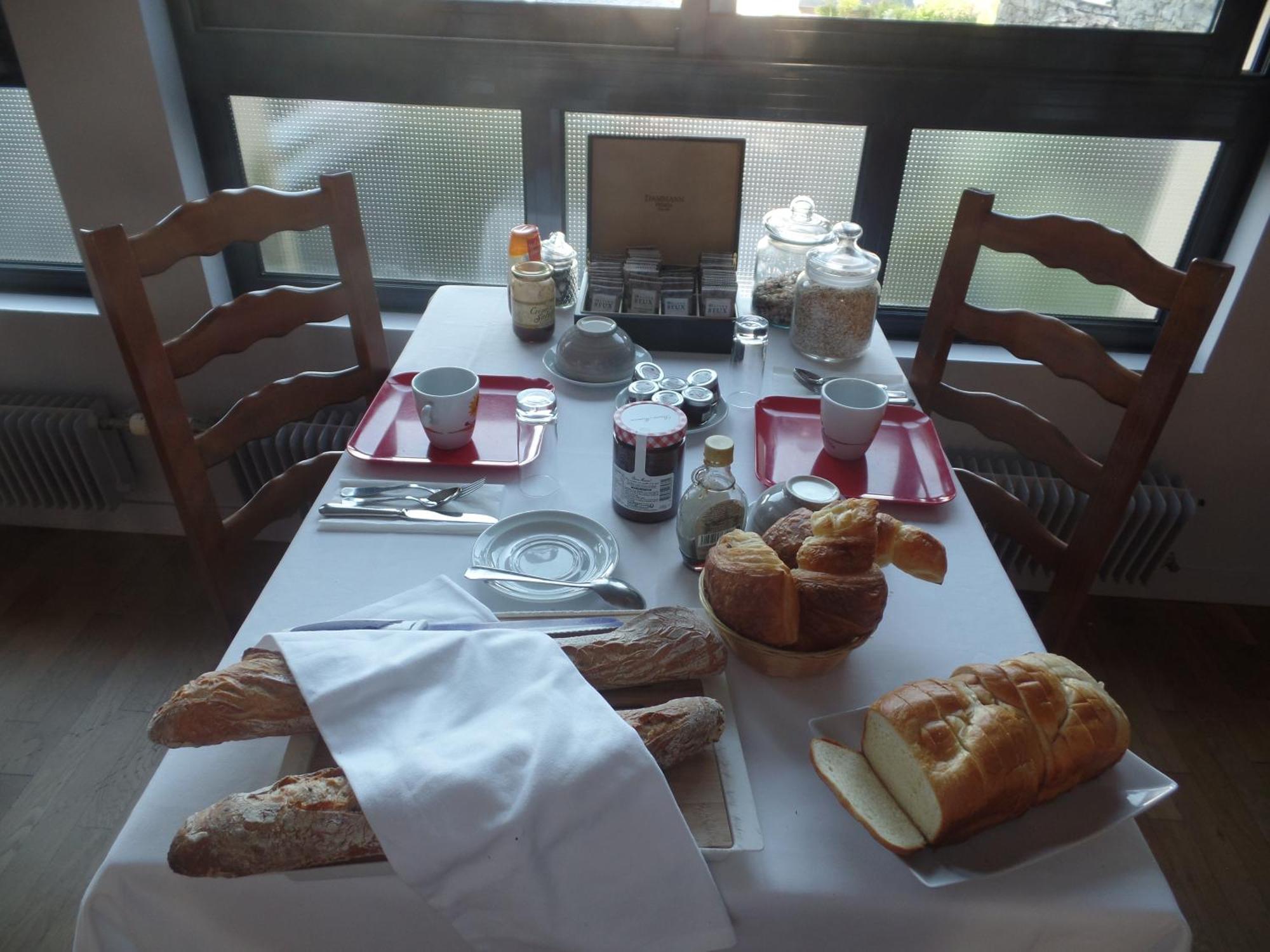Logis Hotel Restaurant Le Commerce Guichen Esterno foto