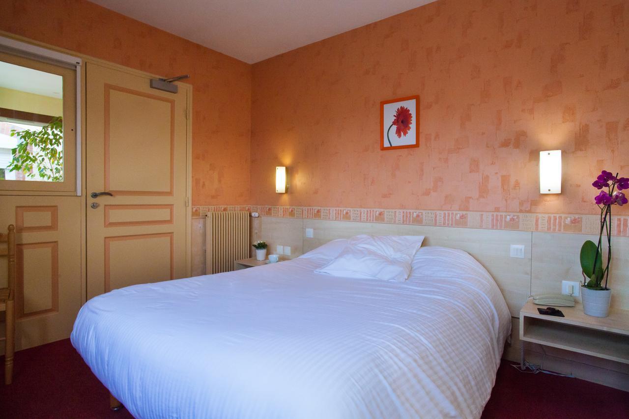 Logis Hotel Restaurant Le Commerce Guichen Esterno foto
